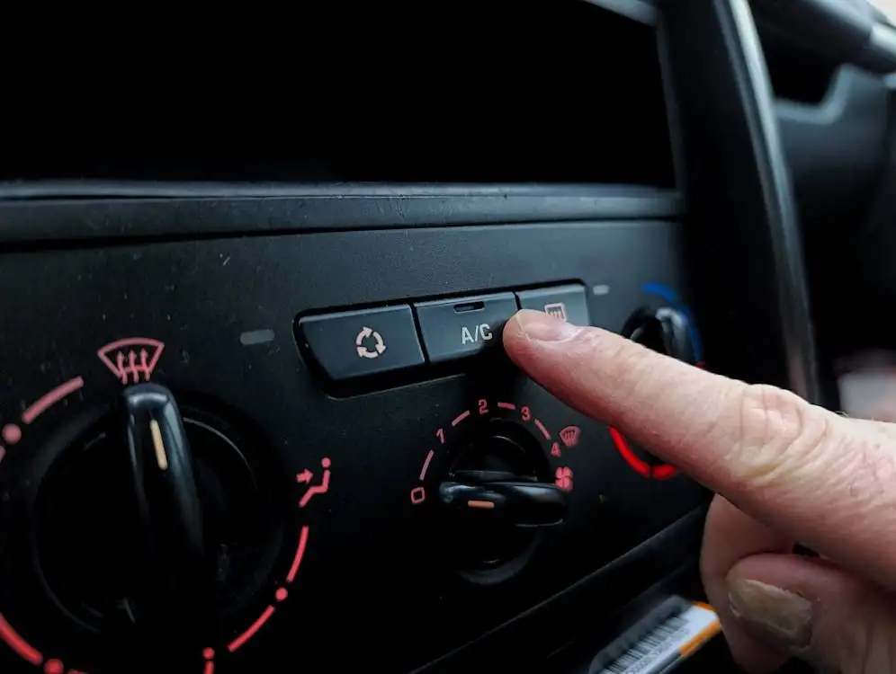 Discover expert tips to diagnose & fix common car AC issues in the GCC, from serpentine belts to refrigerant leaks, ensuring cool drives even in extreme heat!